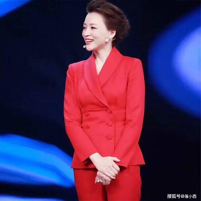 设计|董卿又展现高级感!穿西装内搭连体裤优雅又时髦,40+女性可照穿