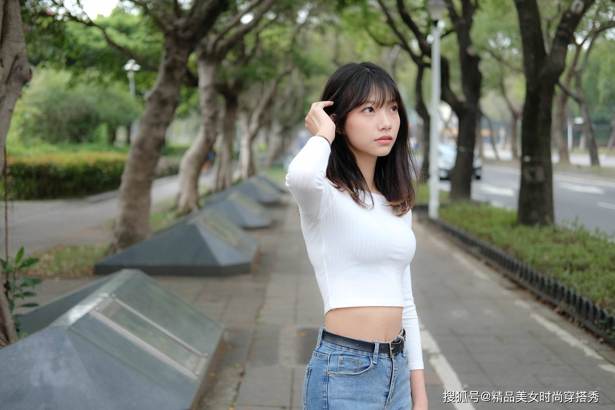 长袖|白色针织衫搭配牛仔裤+平底鞋，整体的风格简约又休闲，清爽舒适