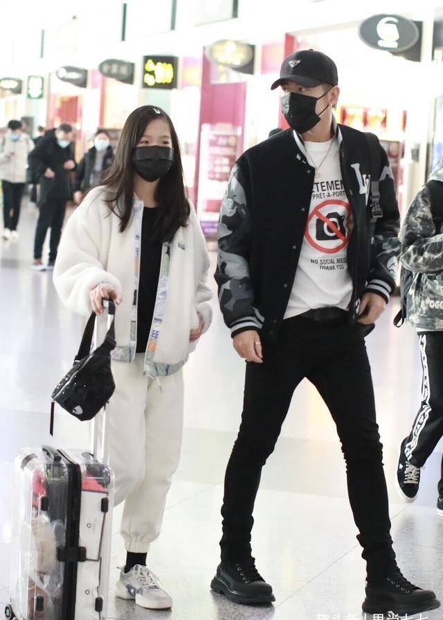 长女|钟丽缇一家五口走机场，长女回国过年变胖妞，12岁次女身高近1米7