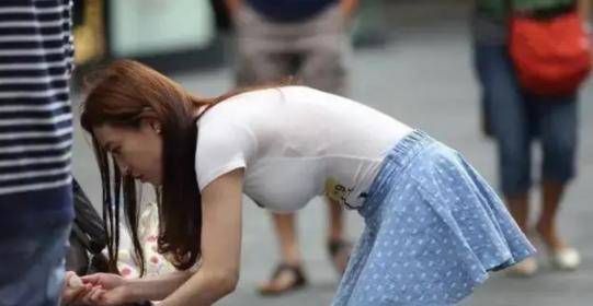 因为|女幼师因“身材火辣”走红,宝妈集体投诉:有了她宝爸抢着接孩子