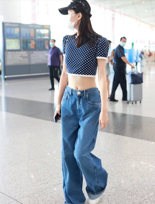 身材|乔欣的腰也太“细”了吧，裤腰都变得松垮下垂，配短上衣真博眼球