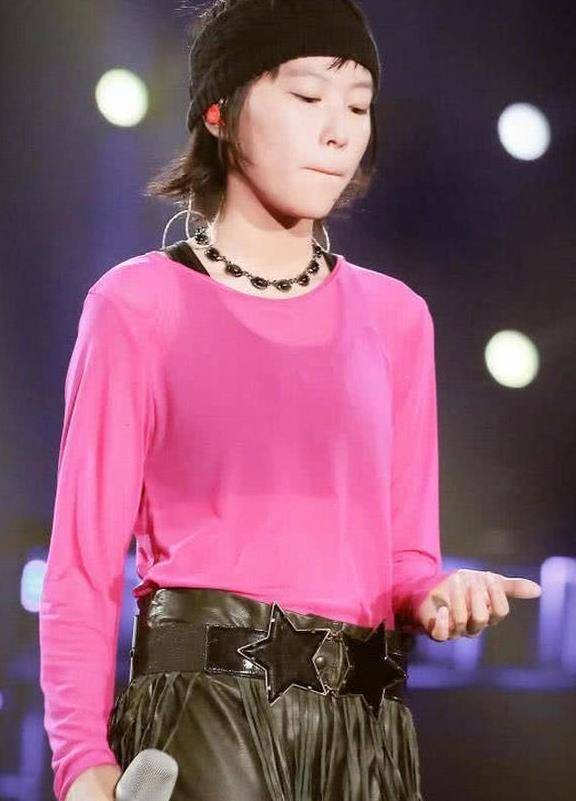 身份|窦靖童回归女孩身份，23岁终于穿上裙子，王菲可以放心了