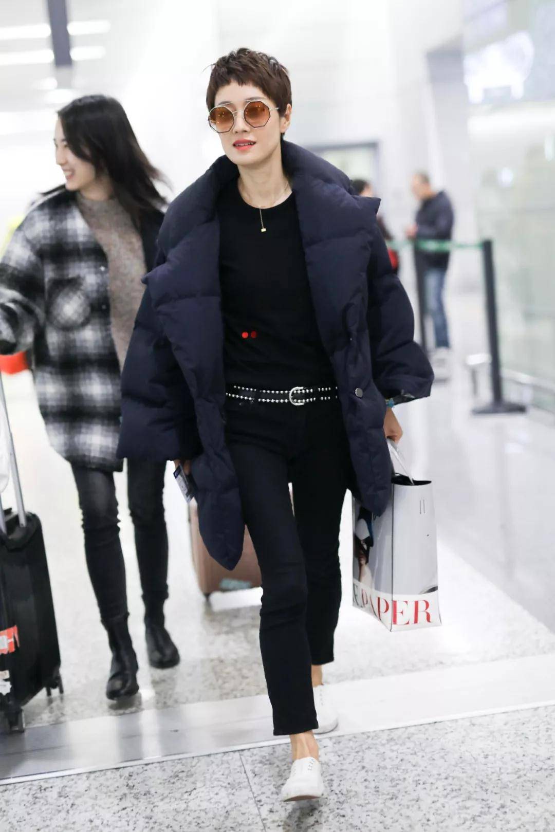 运动鞋|明星们成功穿火了这双“鞋子”,舒适又百搭,减龄效果满分!