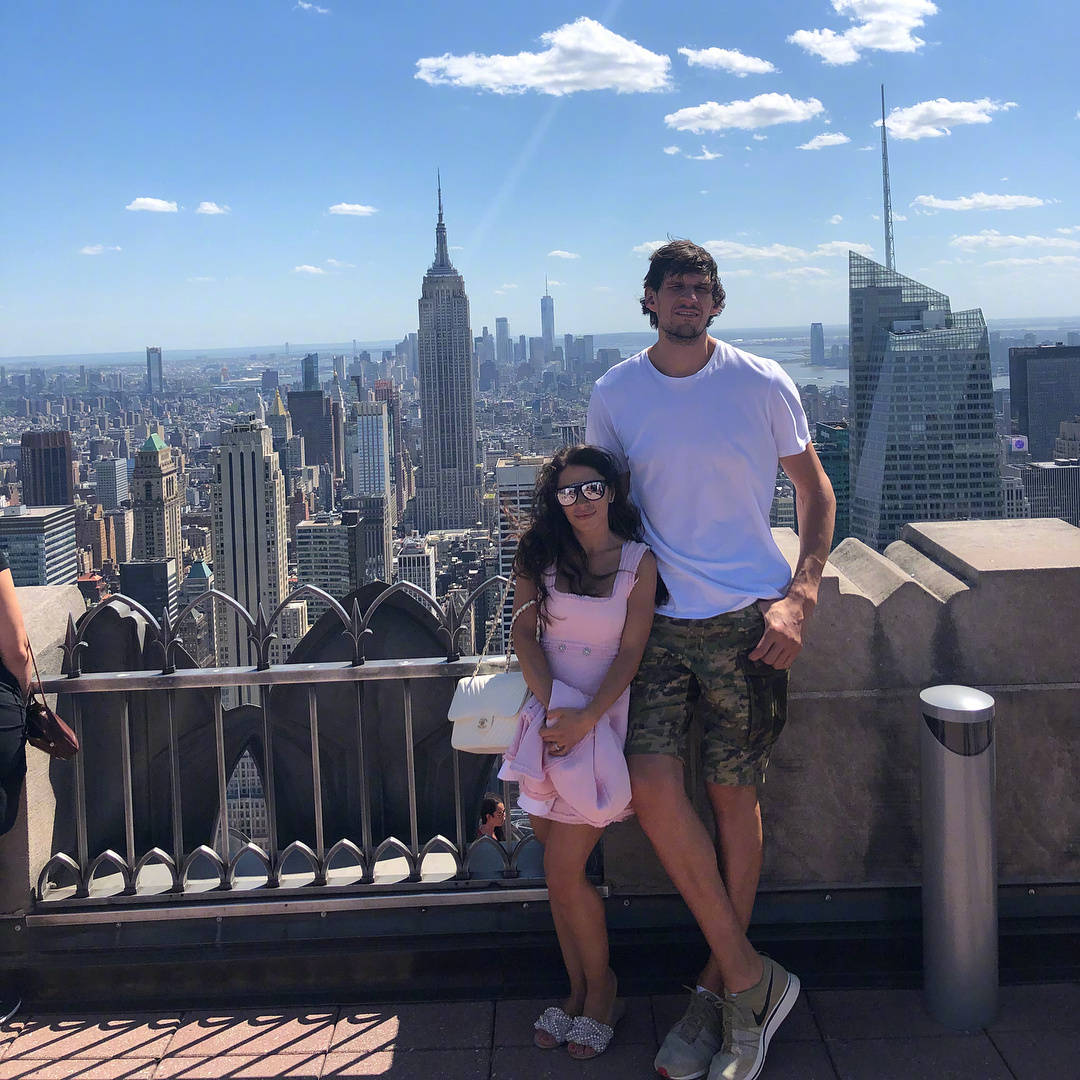 nba2米21博班和妻子出游,两人身高差70cm,娇妻站着只到博班肩膀