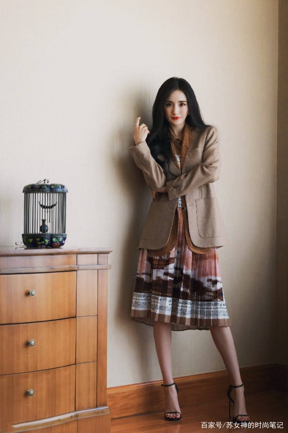 显得|收起你的“大衣”吧，今年流行“西装+裙子”，明星都心动了！