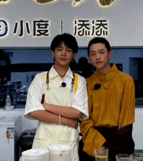 尼玛|丁真弟弟颜值超高！寸头穿藏袍现身《中餐厅》比哥哥白，帅气十足