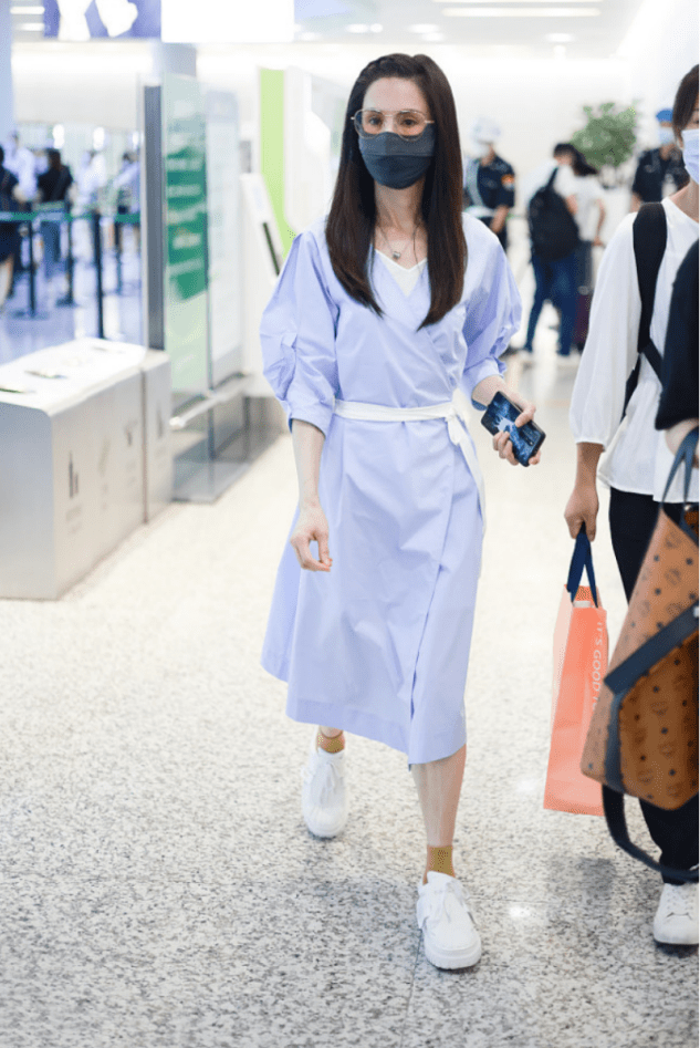 亮点|55岁李若彤太会玩，不露脚踝反而把袜子露出来穿，却意外有减龄感