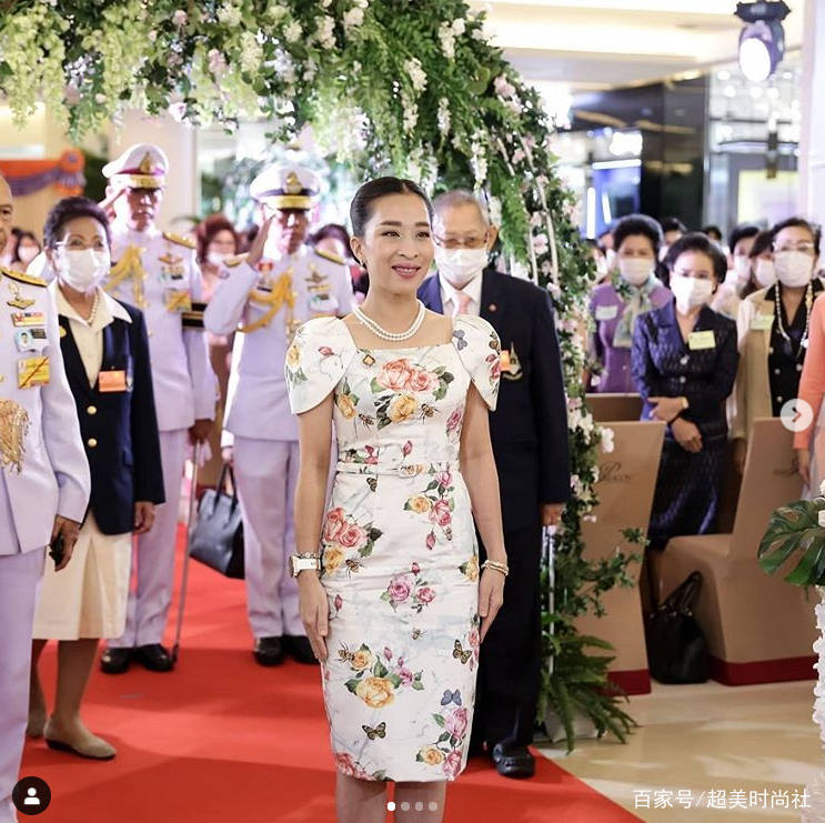 公主|41岁泰国大公主真贵气!穿改良泰式礼服走秀,奈何五官不够立体