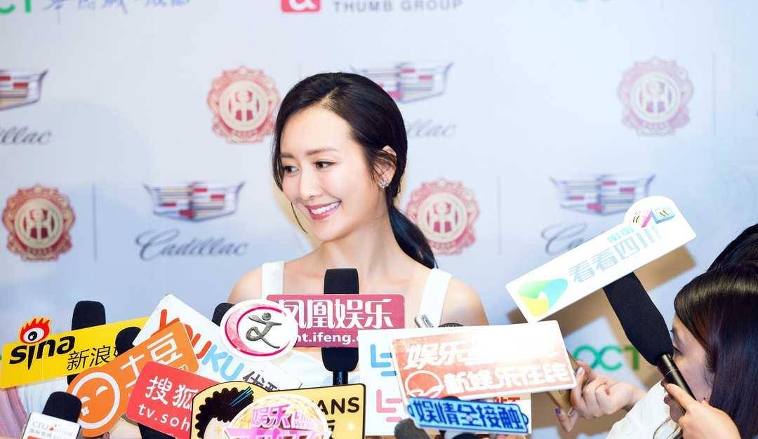 王鸥|37岁王鸥穿衣胆大，穿一件白色吊带连衣裙勾勒出来好身材，真惊艳