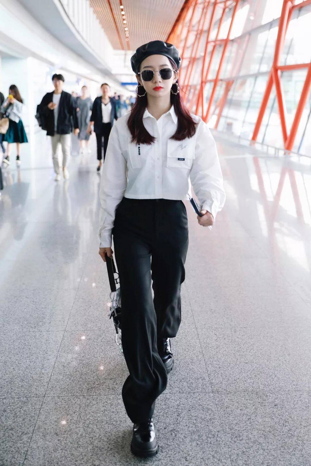 小白|小白鞋已经“失宠”了，现在最火的是这种“靴子”，洋气时髦还显高