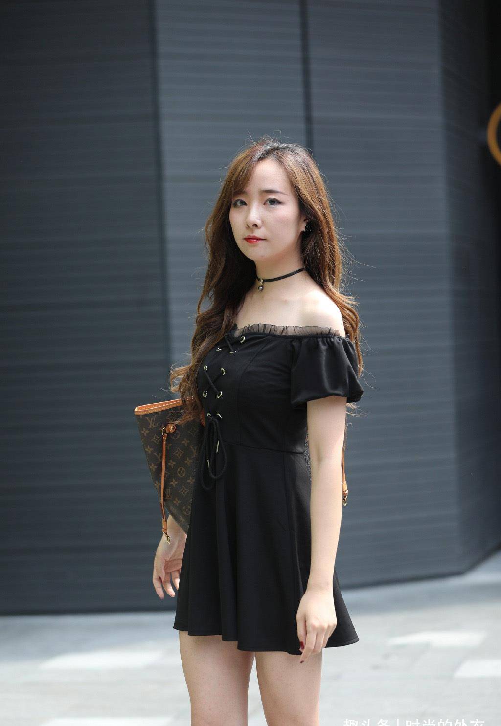 身材|气质女生的短裙穿搭示范，修身舒适，造型也显得优雅耐看