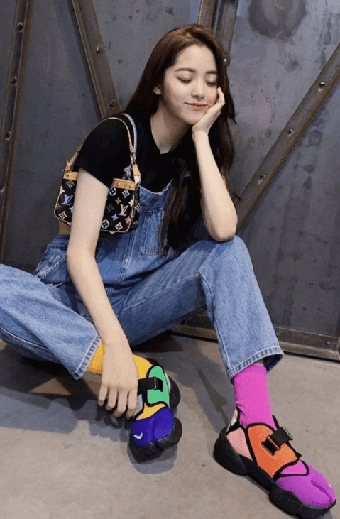 亮点|55岁李若彤太会玩，不露脚踝反而把袜子露出来穿，却意外有减龄感