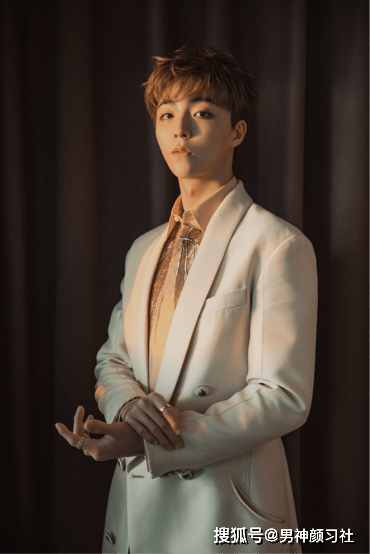 规矩|被誉为“漫画颜”，爱穿破洞裤的陈立农，如今也规矩穿衣了