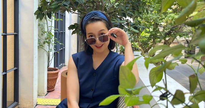 蓝台|朱丹罕见带娃外出逛街,穿无袖马甲小麦肤色抢镜,单手抱娃太强悍