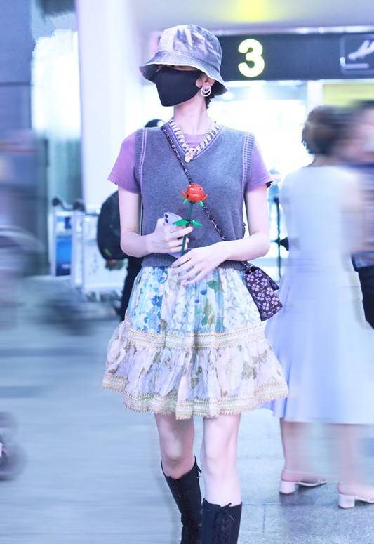 审美|娜扎的审美真难懂,穿“爷爷的背心”走机场,硬把土味穿出时尚