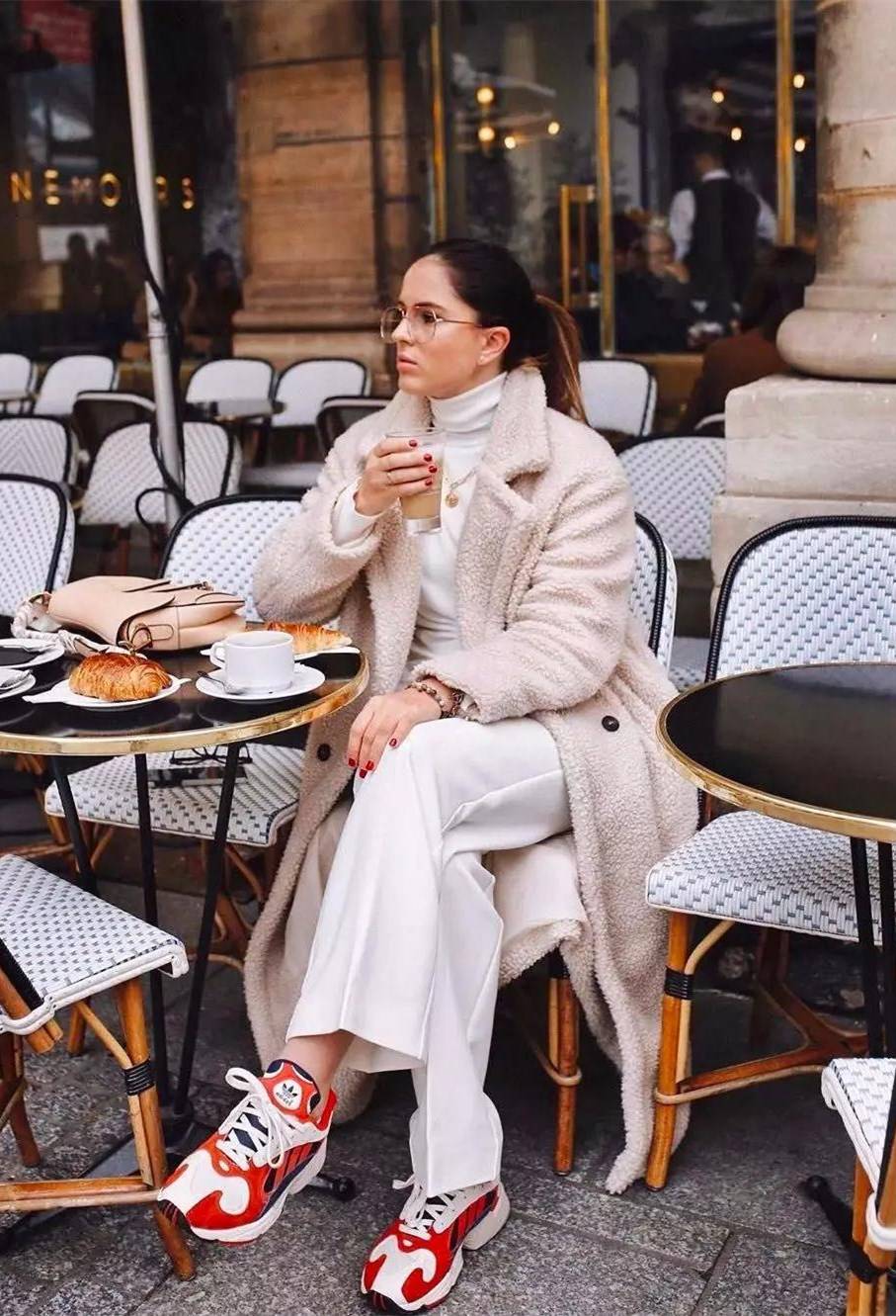 显得|毛绒大衣千万别配打底裤,太土!跟着潮人这样穿,轻松打造时尚范