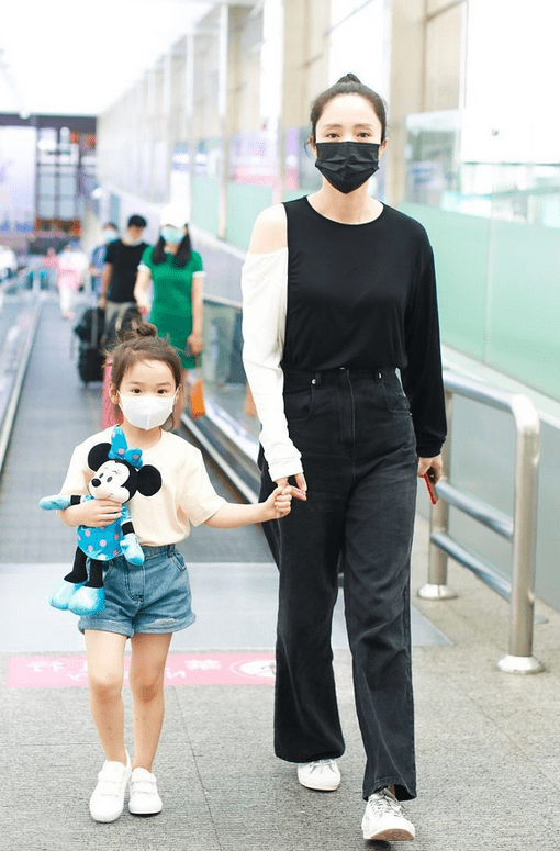 黑色|董璇穿衣真没“中年感”,一身黑白配看似简单质朴,却意外高级