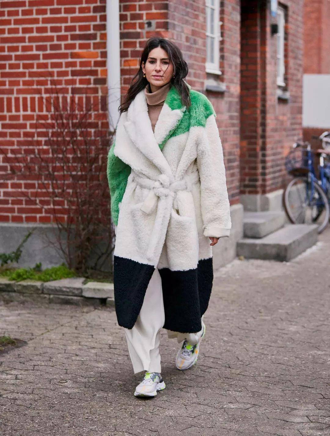 显得|毛绒大衣千万别配打底裤,太土!跟着潮人这样穿,轻松打造时尚范