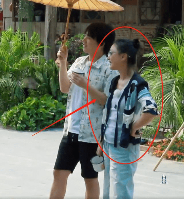 农活|周迅有钱任性，穿4万多的“香奈儿”干农活，戴顶草帽还挺接地气