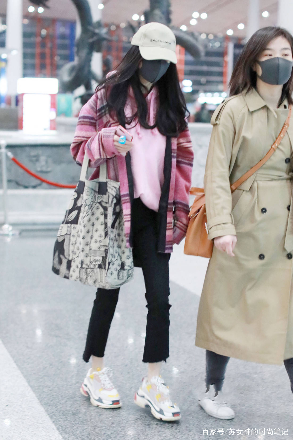 卫衣|早夏火了一种穿法，叫“短上衣+牛仔裤”，简约上档次，谁穿谁美