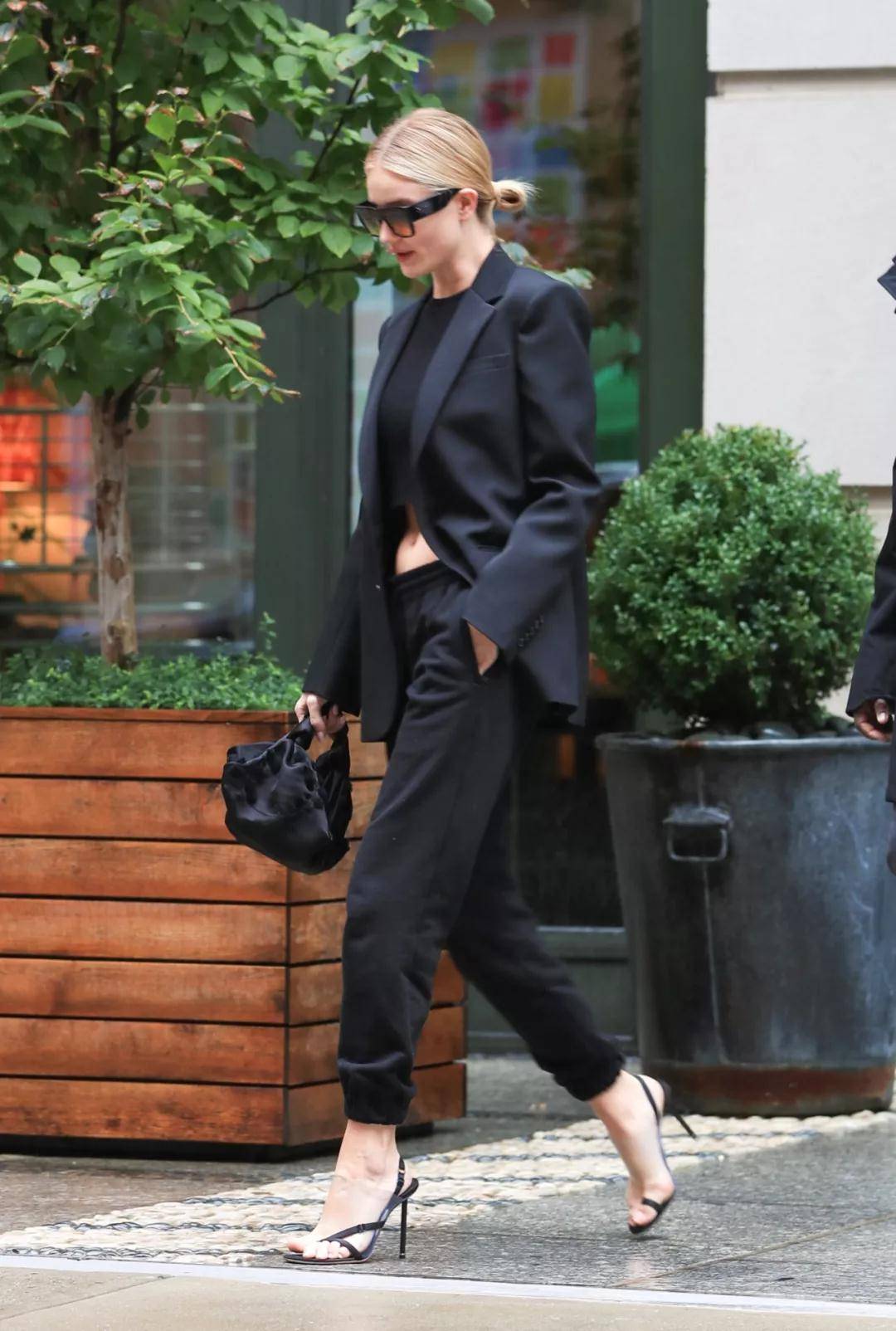 显得|真正会穿的女人都不穿阔腿裤了,这条“纸袋裤”才最火,谁穿谁美