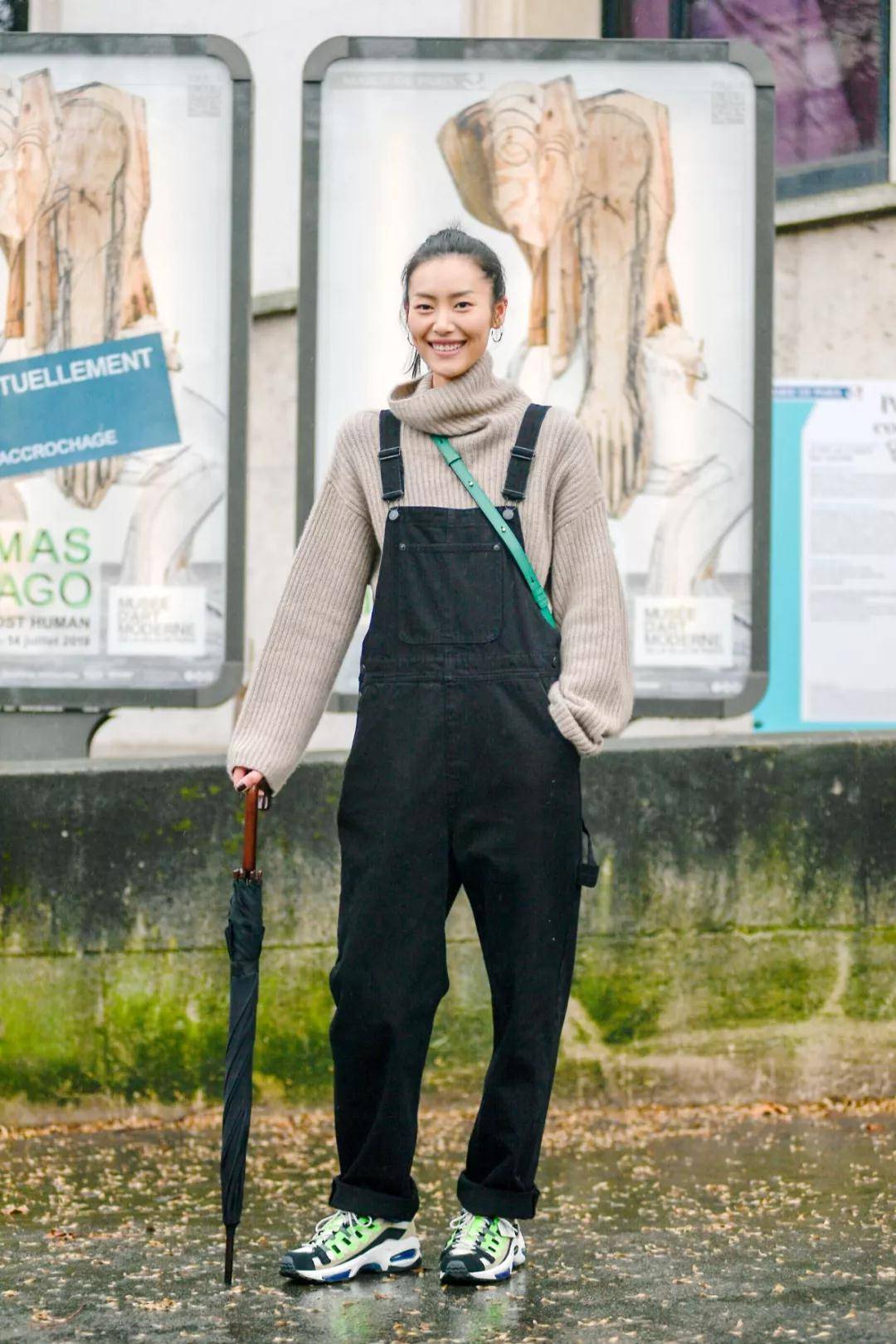 大衣|入夏先别买打底衫,瞧瞧明星都穿的“堆堆领针织衫”,谁穿谁美