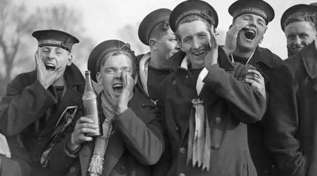 毛衣|丢掉烂大街的卫衣吧!今年流行这类“高格调”毛衣,时髦又有个性