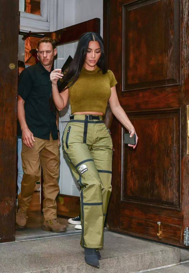 卡戴珊|金卡戴珊下车都在凹造型！弯成75度的腰臀好性感，何惧1米6矮个