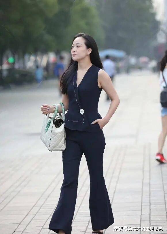 大部分|阔腿裤只有中年女士穿？大部分人存在误解，这样穿优雅大气