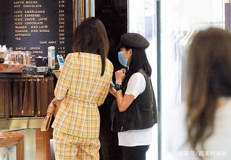好身材|48岁陈慧琳逛街被拍，状态极佳显年轻，法式风尽显优雅率性