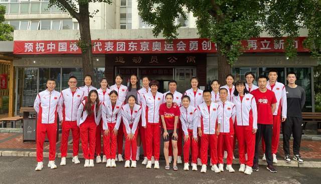 中国女排出征日本力争卫冕 郎平为朱婷整理衣装 张常宁眼睛笑成一道缝 奥运会