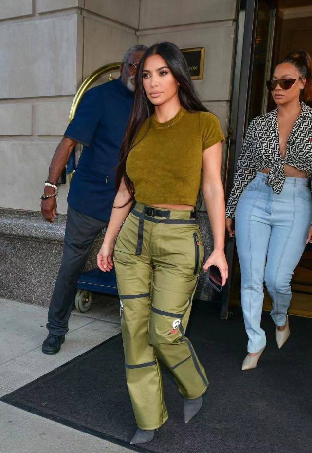 卡戴珊|金卡戴珊下车都在凹造型！弯成75度的腰臀好性感，何惧1米6矮个