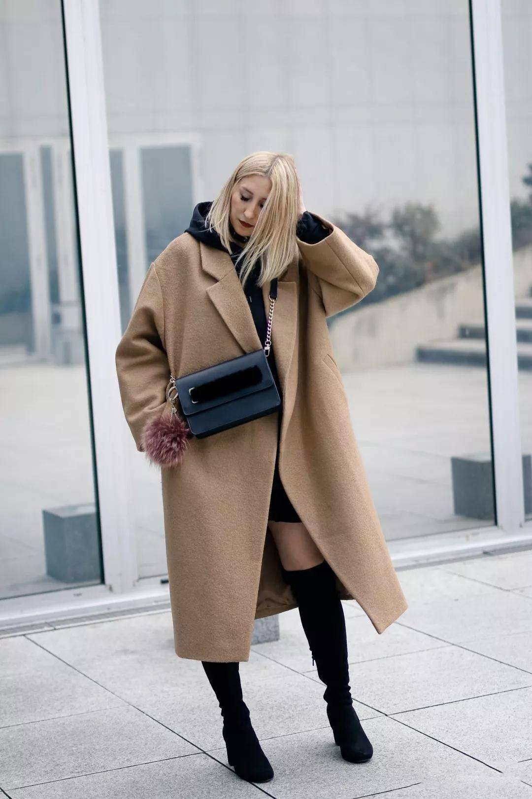 年龄段|奔四女人别穿打底衫，瞧瞧这3款内搭，保暖时尚，搭配大衣更时髦