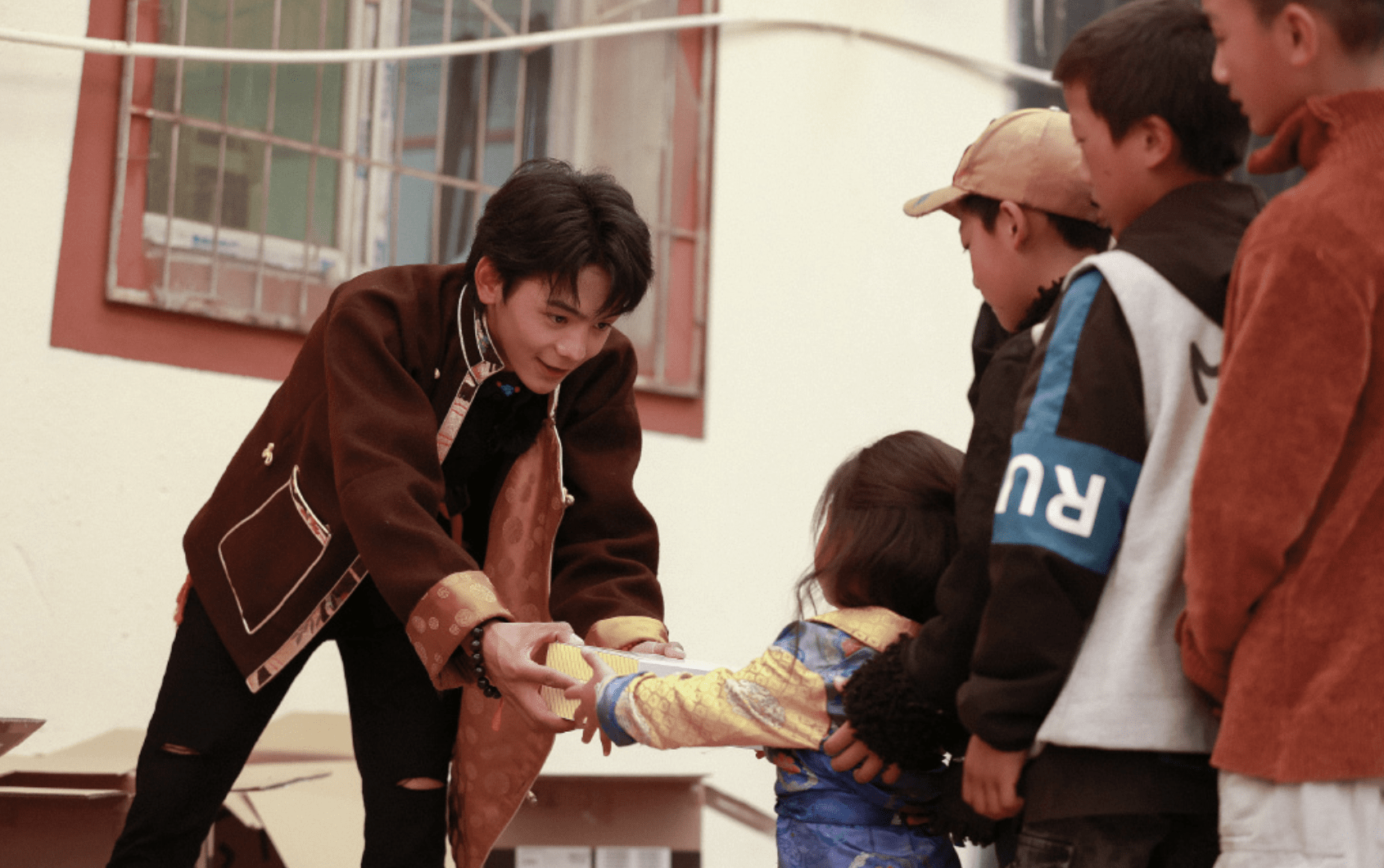 丁真携弟弟一起参加中餐厅,将营业额带回理塘做慈善,传递正能量