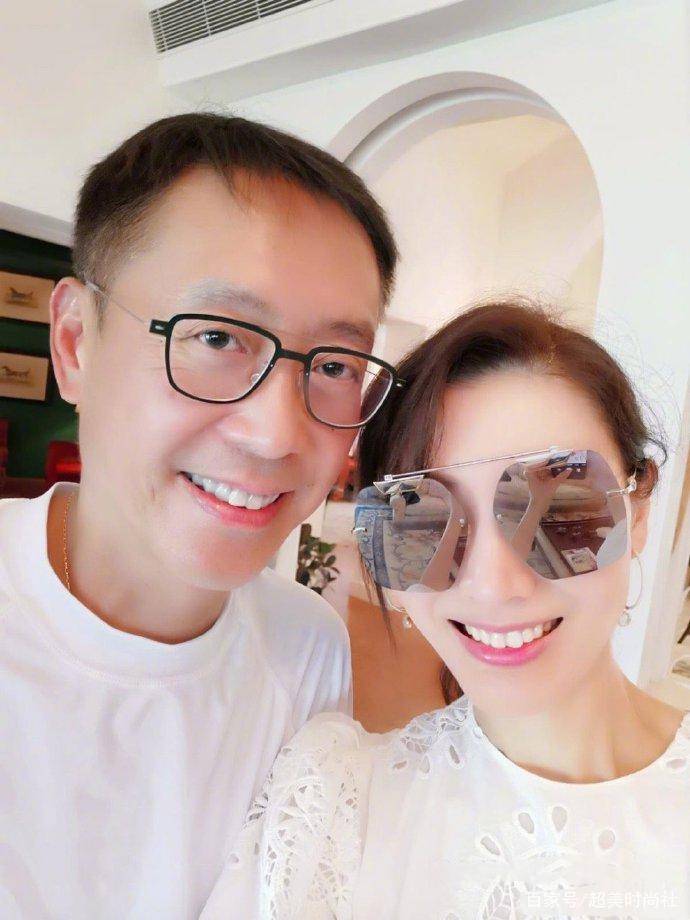 美人|50岁李嘉欣晒照秀粉发，穿粉裙配红夹克，携老公秀恩爱状态极佳