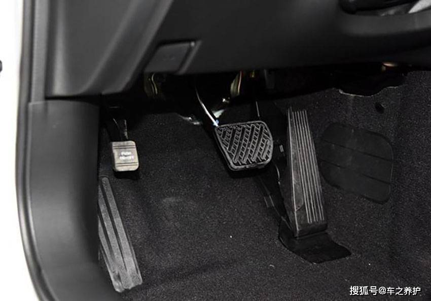 如今的脚刹式驻车制动装置已经越来越少了,随着汽车电子化的深入,更为