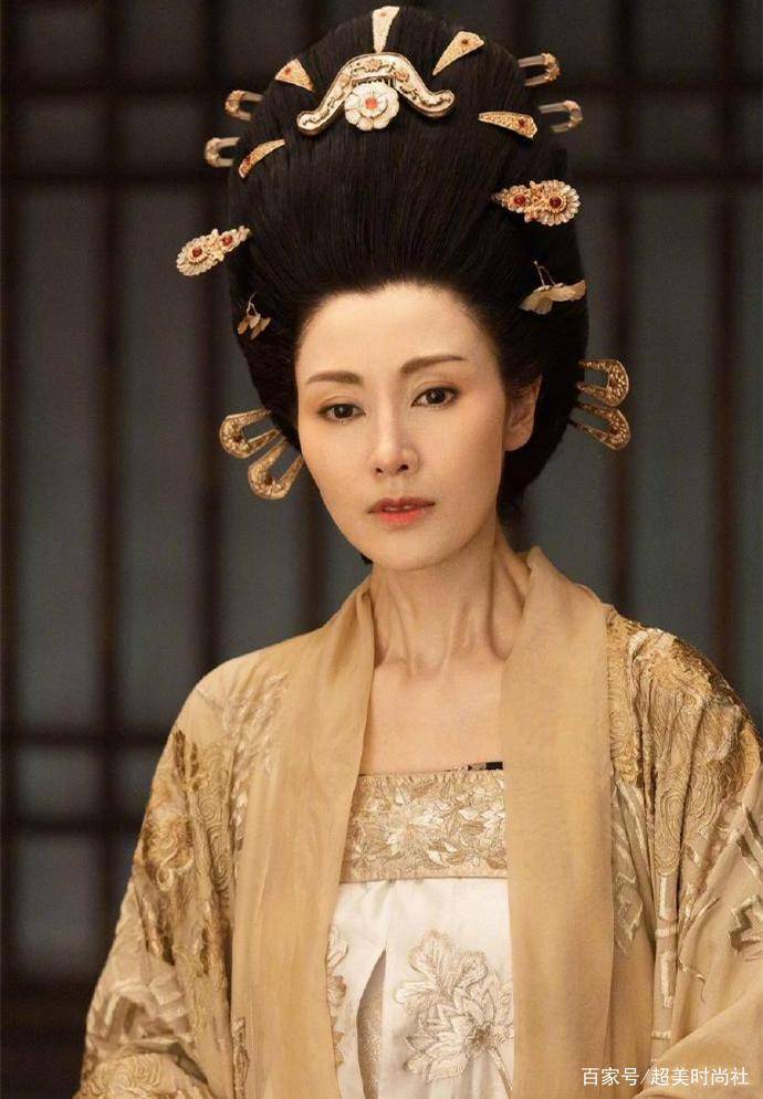 美人|50岁李嘉欣晒照秀粉发，穿粉裙配红夹克，携老公秀恩爱状态极佳
