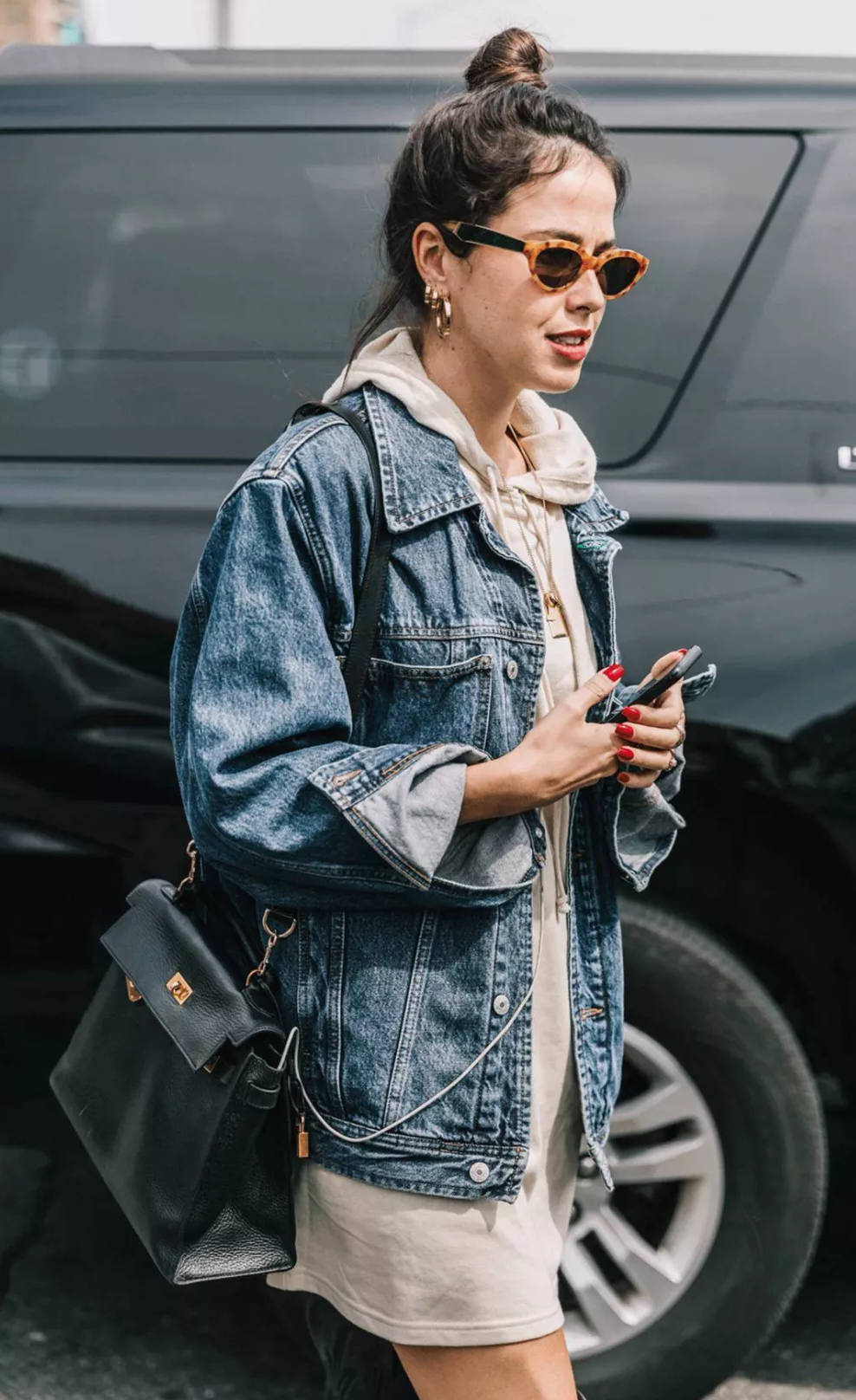 显得|皮衣已经不时兴了，现在流行这种“外套”，时尚复古谁穿谁好看！