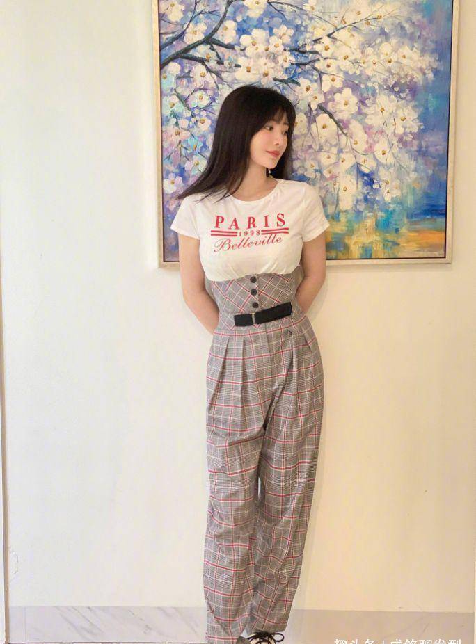 晚礼服|40岁柳岩气质不减，长卷发配红裙尽显性精致品味，优雅自若超有范