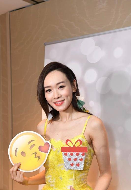 杨思琦|41岁杨思琦冻龄女神，穿红色吊带连衣裙大秀身材，减龄又洋气