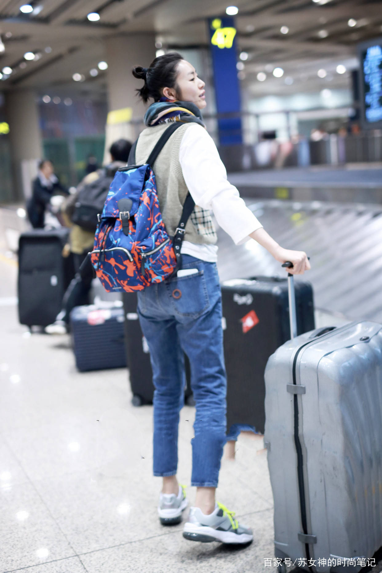 卫衣|早夏火了一种穿法，叫“短上衣+牛仔裤”，简约上档次，谁穿谁美