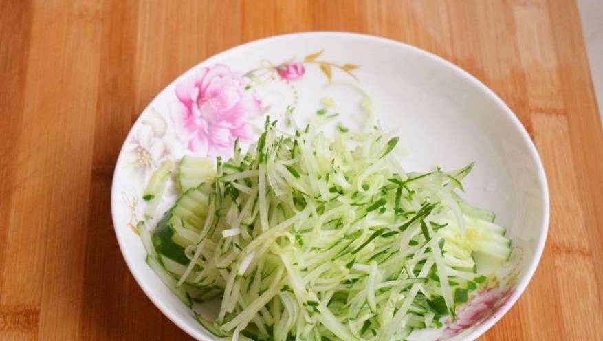 葱花|早餐鸡蛋饼的做法，1碗面粉2个鸡蛋，不用揉面发面就做好了