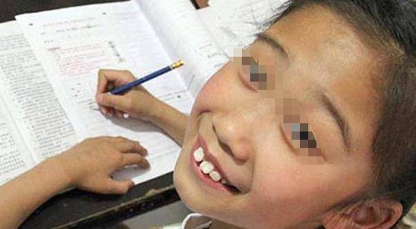 能力|沈阳4岁小神童,识5000字会算乘除法,妈妈称没必要上幼儿园