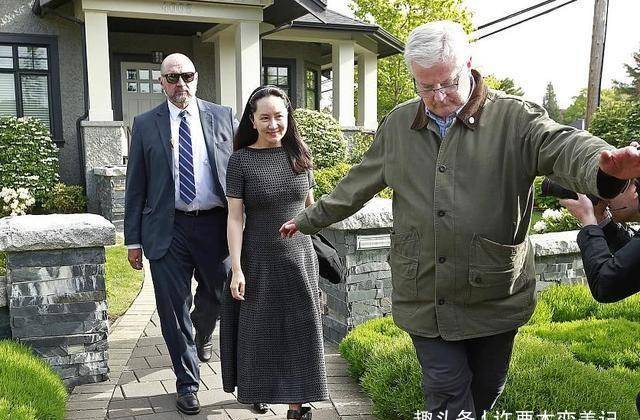 感觉|真正大气的女人，裙子下面不会配凉鞋，不得体！看孟晚舟就知道了