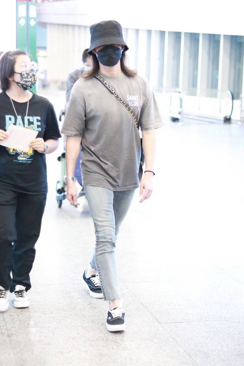 尹正|尹正风格走偏了？紧身裤+披肩长发个性文艺，这样穿真需要胆量