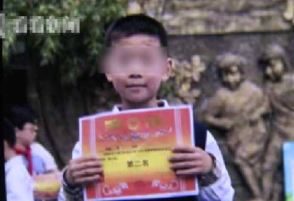 同学|10岁男孩因“压力山大”离家出走,失踪57小时后,在同学家找到