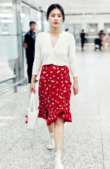 了真|马思纯瘦了真任性！奶奶衫配碎花裙，不仅不显土，意外清新又洋气