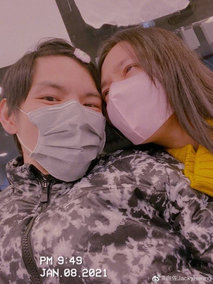 向佐罕晒全家福庆生!妻子郭碧婷素颜抱娃显疲惫