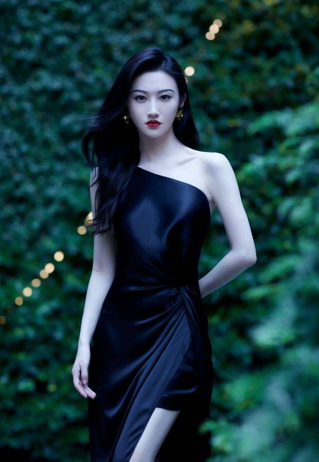 黑色|景甜又因身材上热搜，黑色长裙秀丰腴体态，难怪张继科主动追求她