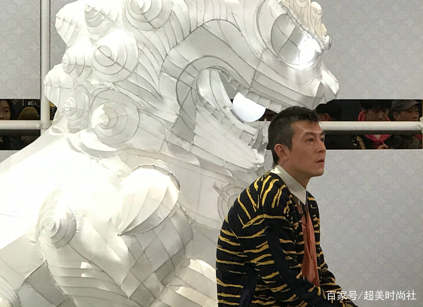 秦舒培|陈冠希戴花环为娃庆生，赤脚驼背皱纹明显，却在时尚圈每年赚千万